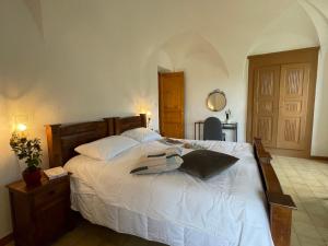 1 dormitorio con 1 cama blanca grande con almohadas blancas en Apartment Asplanato - DOL162 by Interhome, en Lecchiore