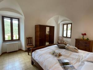 1 dormitorio con 1 cama blanca grande en una habitación en Apartment Asplanato - DOL162 by Interhome, en Lecchiore