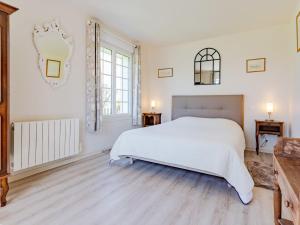 CréancesにあるHoliday Home Les Moutons - CEZ402 by Interhomeの白いベッドルーム(大型ベッド1台、窓2つ付)