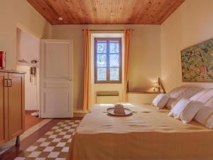een slaapkamer met een bed met een hoed erop bij Holiday Home La Chênaie - ORN309 by Interhome in Oraison