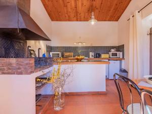 een keuken met een tafel en een aanrecht bij Holiday Home La Chênaie - ORN309 by Interhome in Oraison