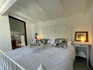 LecchioreにあるApartment Asplanato - DOL163 by Interhomeのベッドルーム(白い大型ベッド1台、テーブル付)