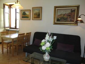 Castagnole LanzeにあるHoliday Home I Grilli by Interhomeのリビングルーム(ソファ、花のテーブル付)