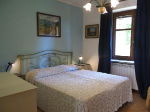 Castagnole LanzeにあるHoliday Home I Grilli by Interhomeのベッドルーム(ベッド1台、窓付)