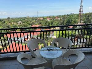 eine Terrasse mit einem Tisch und Stühlen auf dem Balkon in der Unterkunft Nyachaba Apartment in Kisumu