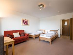 ein Wohnzimmer mit 2 Sofas und einem roten Sofa in der Unterkunft Apartment B512 by Interhome in Lahnstein