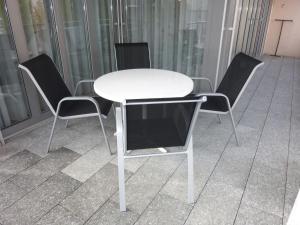 エンゲルベルクにあるApartment Hess Park by Interhomeの白いテーブルと椅子4脚