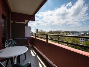 einen Balkon mit einem Tisch und Stühlen sowie Aussicht in der Unterkunft Apartment B512 by Interhome in Lahnstein