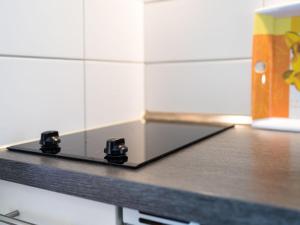 eine Ablage in einem Badezimmer mit einer Ablagefläche mit einer Ablagefläche in der Unterkunft Apartment B615 by Interhome in Lahnstein