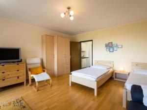 - une chambre avec 2 lits et une télévision à écran plat dans l'établissement Apartment B615 by Interhome, à Lahnstein