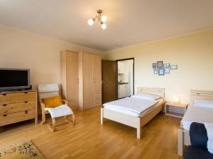 ein Schlafzimmer mit zwei Betten und einem Flachbildfernseher in der Unterkunft Apartment B615 by Interhome in Lahnstein