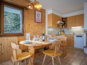 オヴロナにあるApartment Austral 204 by Interhomeのキッチン(木製テーブル、椅子付)