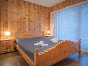 um quarto com uma cama com duas toalhas em Apartment Austral 204 by Interhome em Ovronnaz