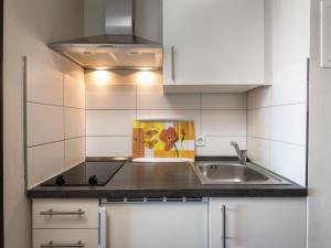 Küche/Küchenzeile in der Unterkunft Apartment B615 by Interhome