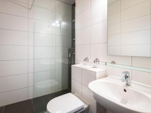 Ein Badezimmer in der Unterkunft Apartment B615 by Interhome