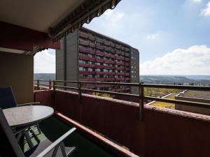 Ein Balkon oder eine Terrasse in der Unterkunft Apartment B615 by Interhome