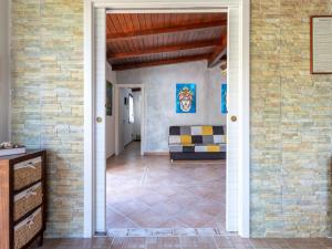 een woonkamer met een bank en een bakstenen muur bij Villa Albert by Interhome in San Leone