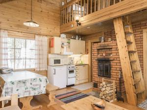 Nhà bếp/bếp nhỏ tại Holiday Home Suopursu by Interhome