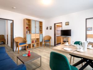 een woonkamer met een blauwe bank en een tafel bij Apartment A109 by Interhome in Lahnstein