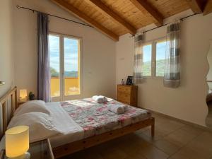 una camera con un letto e due finestre di Apartment Adriana - PRE170 by Interhome a Pantasina