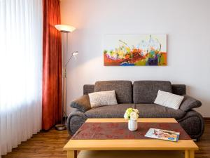 Una sala de estar con un sofá y una mesa de café. en Apartment A706 by Interhome, en Lahnstein