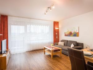 una sala de estar con un sofá y una mesa en Apartment A706 by Interhome, en Lahnstein
