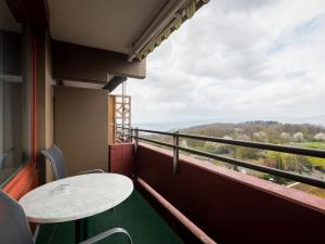 einen Balkon mit einem Tisch und Aussicht in der Unterkunft Apartment A1005 by Interhome in Lahnstein