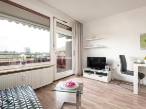 un salon avec une grande fenêtre et une télévision dans l'établissement Apartment A1005 by Interhome, à Lahnstein