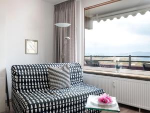 ein Wohnzimmer mit einem Sofa und einem großen Fenster in der Unterkunft Apartment A1005 by Interhome in Lahnstein