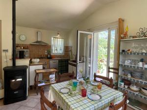 een keuken met een tafel en stoelen en een fornuis bij Holiday Home Casa dei Nonni - IMP425 by Interhome in Imperia