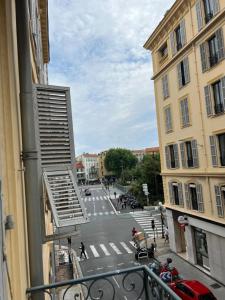 vistas a la calle desde el balcón de un edificio en Charmant 3 pièces à Nice en Niza