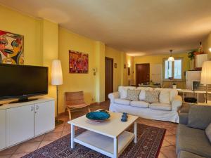A television and/or entertainment centre at Apartment Poggio degli Ulivi by Interhome