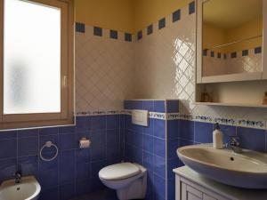 A bathroom at Apartment Poggio degli Ulivi by Interhome