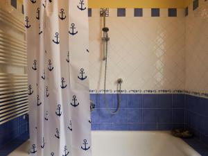 A bathroom at Apartment Poggio degli Ulivi by Interhome