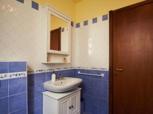 A bathroom at Apartment Poggio degli Ulivi by Interhome