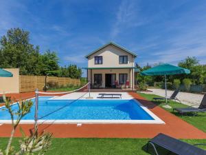 Bazén v ubytování Holiday Home Minja by Interhome nebo v jeho okolí