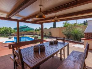 Bazén v ubytování Holiday Home Minja by Interhome nebo v jeho okolí
