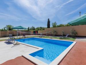 Bazén v ubytování Holiday Home Minja by Interhome nebo v jeho okolí