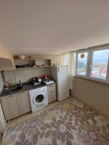 cocina pequeña con nevera y lavadora en Menekşe Apart 1, en Trabzon