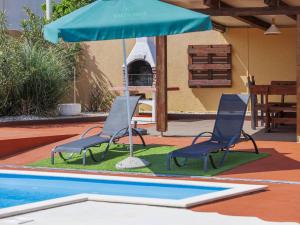 Bazén v ubytování Holiday Home Minja by Interhome nebo v jeho okolí