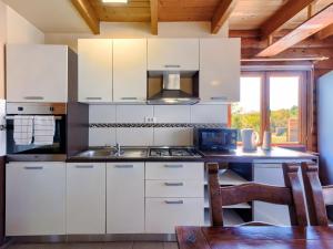 Kuchyň nebo kuchyňský kout v ubytování Holiday Home Minja by Interhome