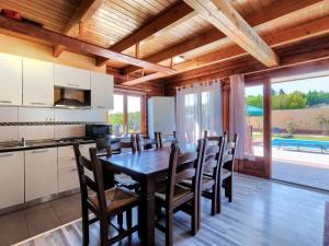 Kuchyň nebo kuchyňský kout v ubytování Holiday Home Minja by Interhome