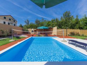 Bazén v ubytování Holiday Home Minja by Interhome nebo v jeho okolí