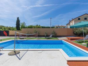Bazén v ubytování Holiday Home Minja by Interhome nebo v jeho okolí
