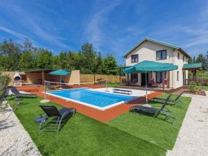 Bazén v ubytování Holiday Home Minja by Interhome nebo v jeho okolí