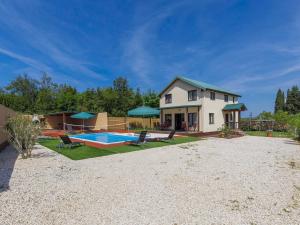 Bazén v ubytování Holiday Home Minja by Interhome nebo v jeho okolí