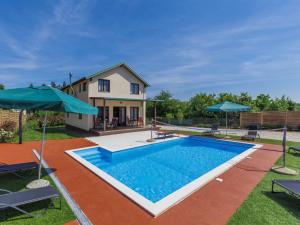 Bazén v ubytování Holiday Home Minja by Interhome nebo v jeho okolí