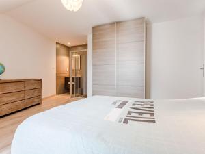 een slaapkamer met een groot wit bed en een kast bij Holiday Home Hunawihr - SGY407 by Interhome in Saint-Germain-sur-Ay