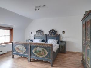 1 dormitorio con 2 camas azules y ventana en Apartment Berghof Hohe by Interhome, en Hohe