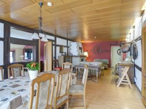 comedor con mesa y sillas en Apartment Berghof Hohe by Interhome, en Hohe